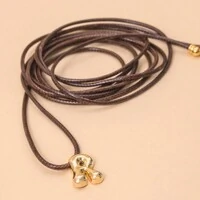 Colar Fio Courinho Marrom Pingente Letra