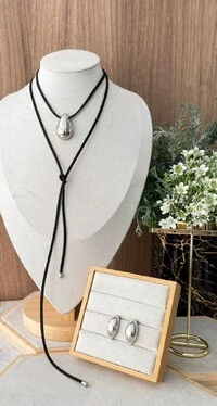 Choker Camurça com Pingente Gota