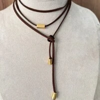Choker Camurça com Pingente Quadrado
