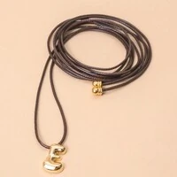 Colar Fio Courinho Marrom Pingente Letra