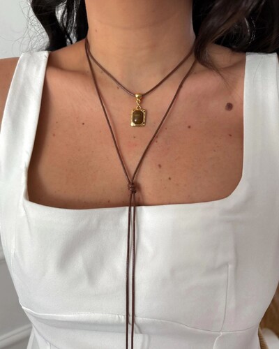 Foto Choker Boho Marrom com Pingente Dourado Retangular