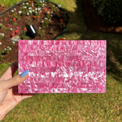 Foto Bolsa Clutch Perolada com Textura de Quadrados