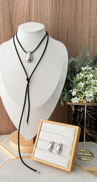 Foto Choker Camurça com Pingente Gota