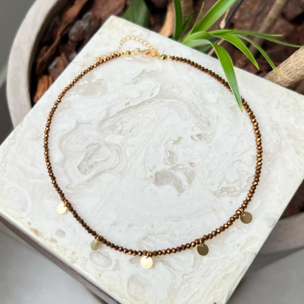 Choker Cristal Mocha Mousse com Medalhas