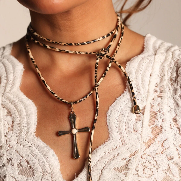 Colar Animal Print com Cruz