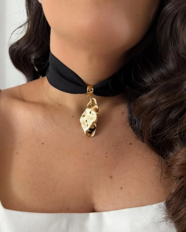 Choker Tecido com Pingente Dourado Martelado