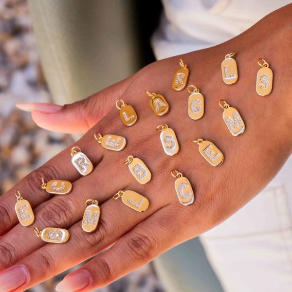 Colar Riviera Medalha Letra Inicial Mix de Banhos