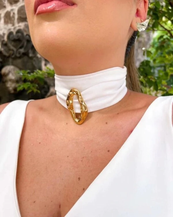Choker Tecido Pingente Oval Dourado Martelado