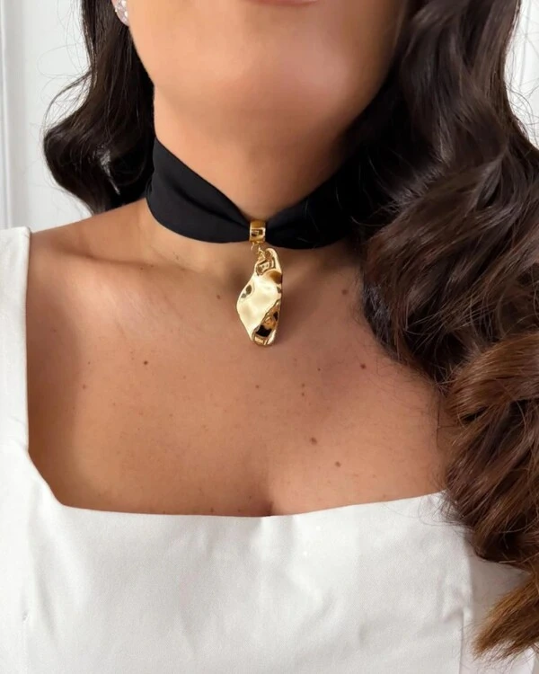Choker Tecido com Pingente Dourado Martelado