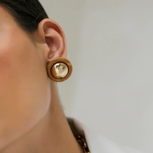 Brinco Botão Resin Muse Mocha Mousse