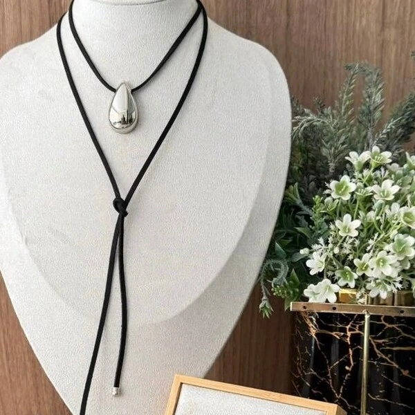 Choker Camurça com Pingente Gota