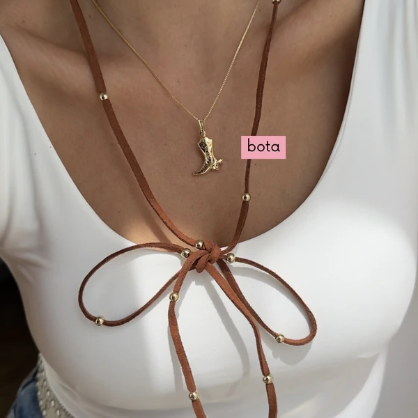 Colar com Pingente Bota