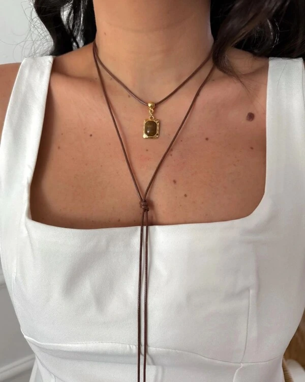 Choker Boho Marrom com Pingente Dourado Retangular