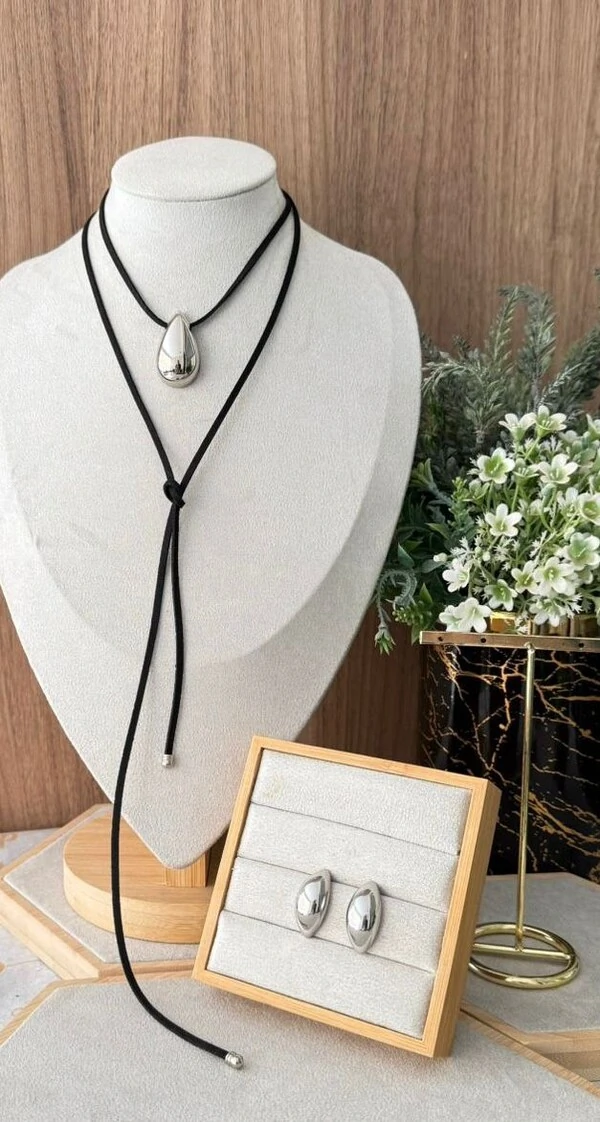 Choker Camurça com Pingente Gota