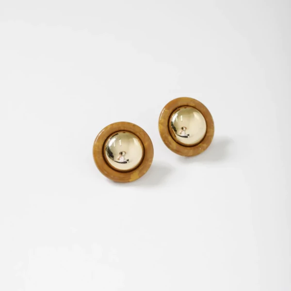 Brinco Botão Resin Muse Mocha Mousse