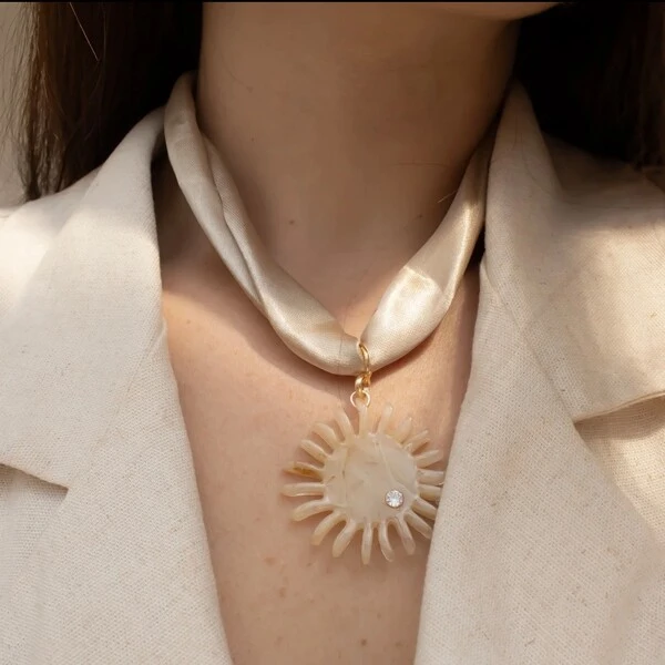 Choker Lenço com Pingente Sol Resinado