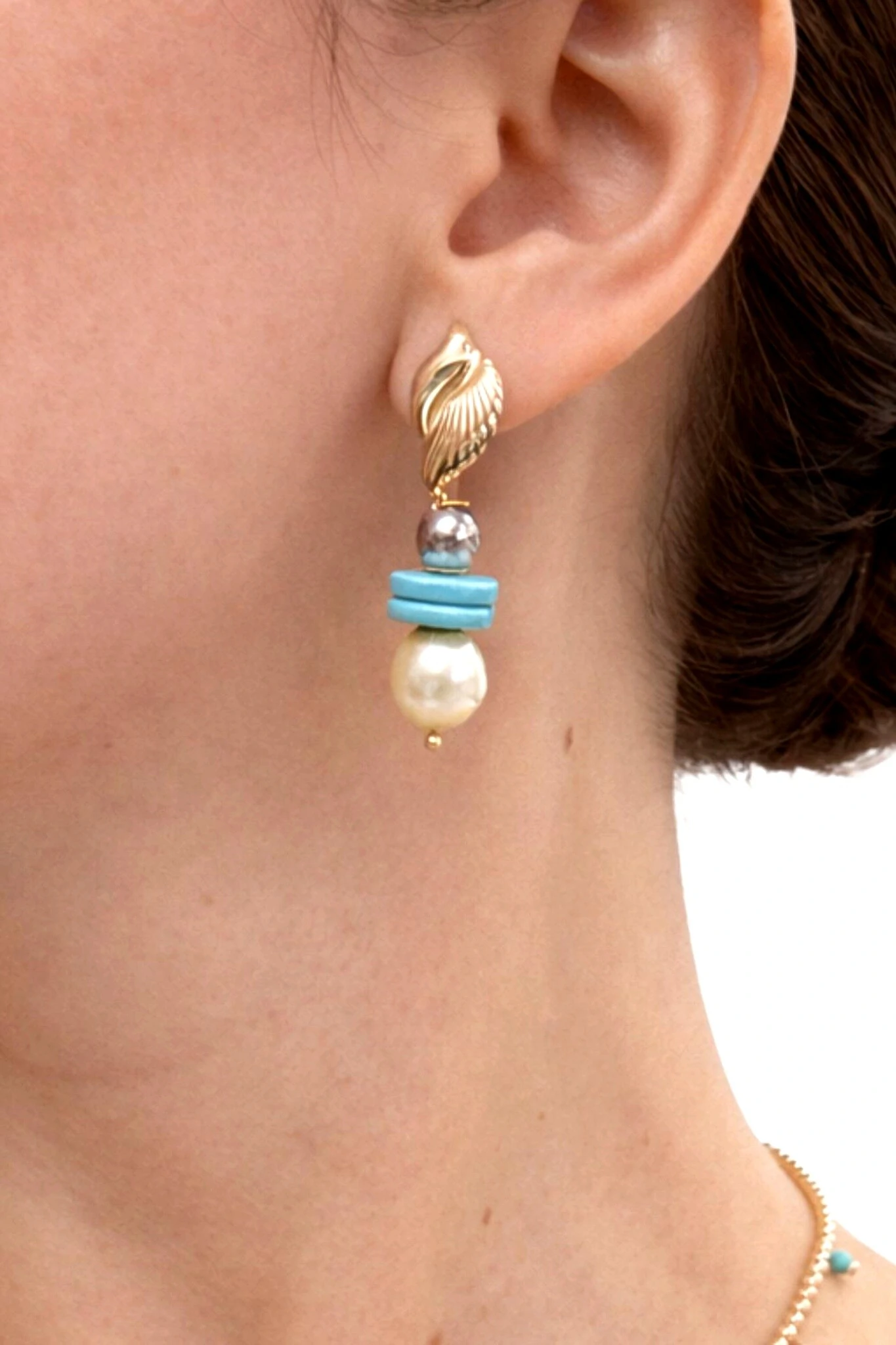 FotoBrinco Pérola Shell Howlita Banho Ouro 18K