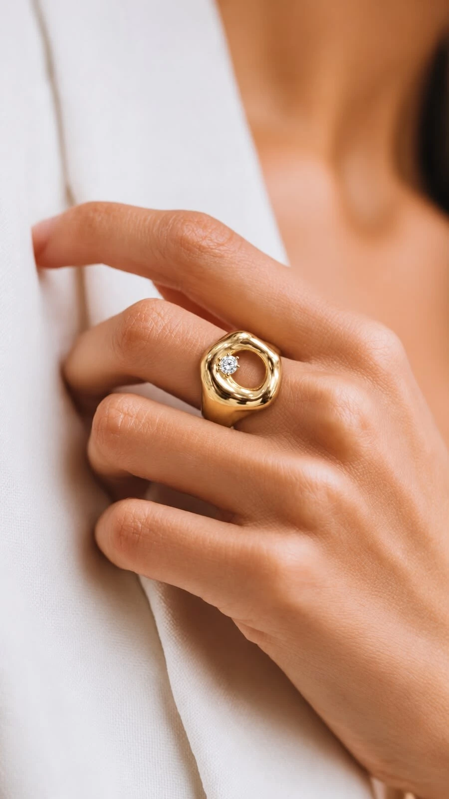 Foto Anel Dourado Orgânico Ponto Zircônia