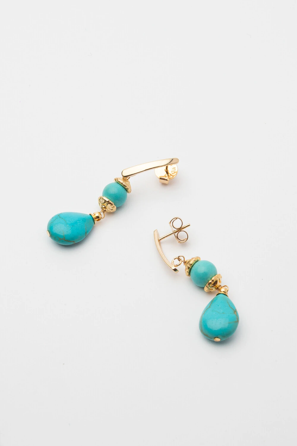 FotoBrinco Movimento Gota Howlita Banho Ouro 18K