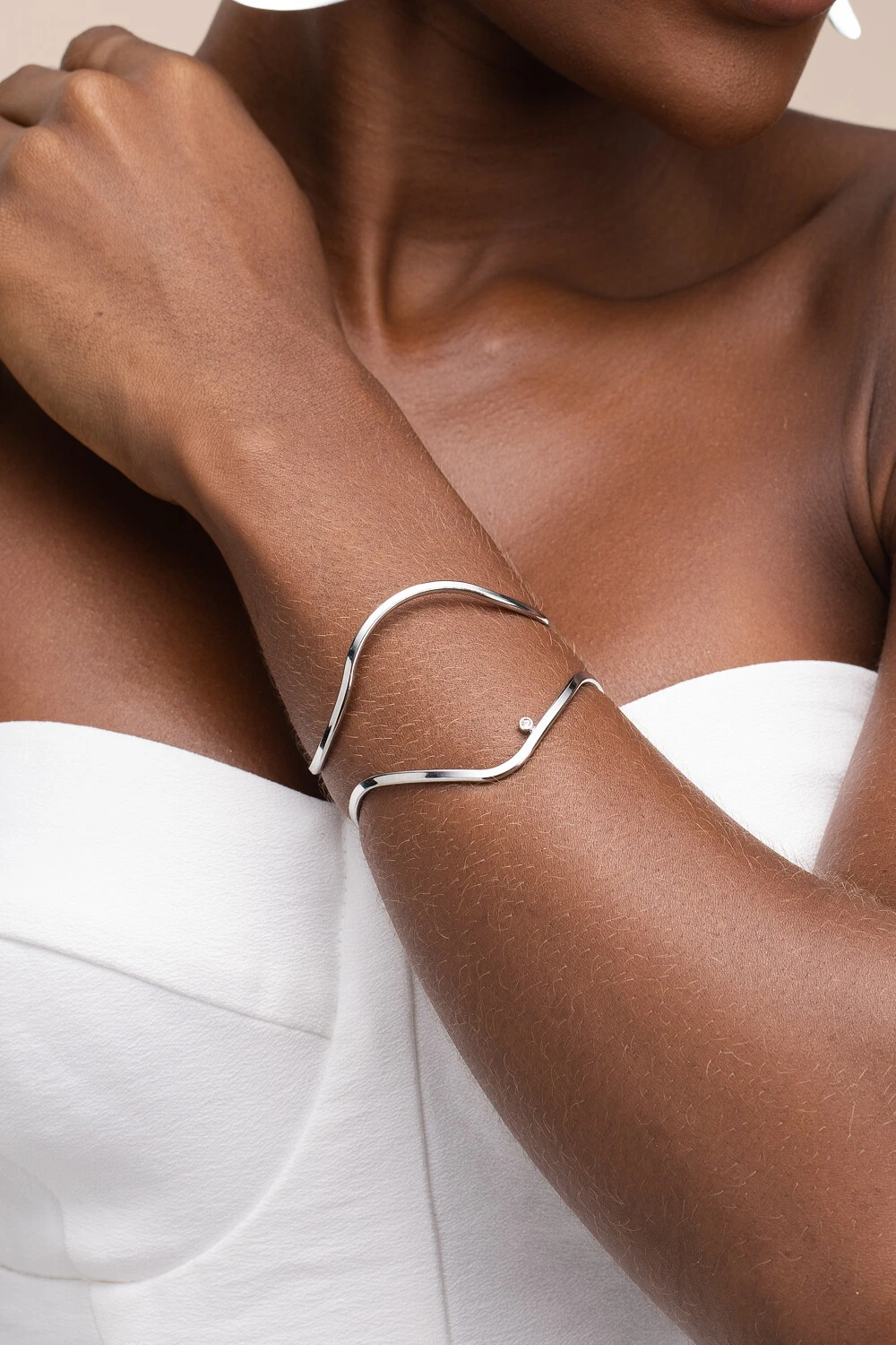 Foto Pulseira Prateada Alva Ondas Ponto De Luz
