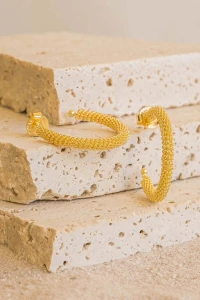 Brinco De Argola Aberta Grande Detalhe Mola Banho Ouro 18k