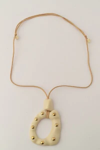 Colar Orgânico Resina Couro Nude