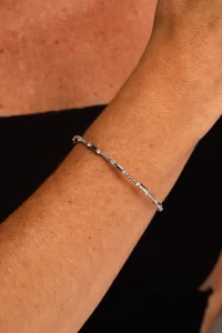 Pulseira Prateada Zircônia Aro Texturizado