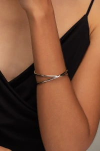Pulseira Bracelete Prateada Fio Cruzado