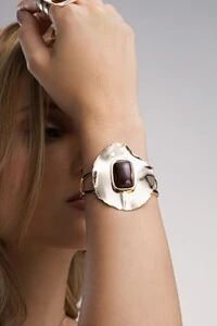Pulseira Bracelete Placa Martelada Resina Marrom