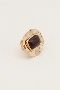 Anel Dourado Placa Martelada Resina Marrom