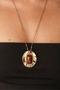 Colar Dourado Placa Martelada Resina Marrom