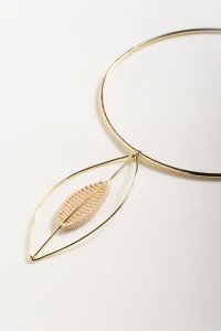 Colar Aro Folha Nude Dourado