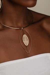Colar Aro Folha Nude Dourado