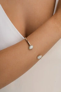 Pulseira Dourada Gota Dupla Resina Off White