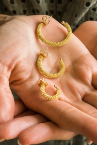 Brinco De Argola Aberta Grande Detalhe Mola Banho Ouro 18k