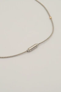 Pulseira Prateada Corda de Violão Bolinhas Douradas