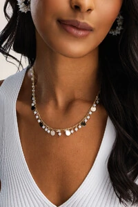 Colar Choker Dourado Plaquinhas Cristais Off White