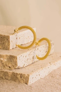 Brinco De Argola Aberta Grande Detalhe Mola Banho Ouro 18k
