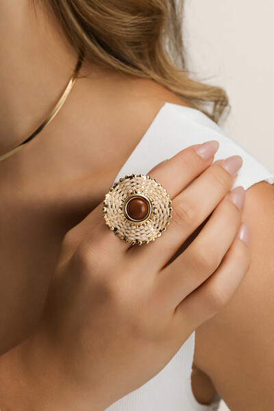 Foto Anel Dourado Círculo Palha Resina Marrom