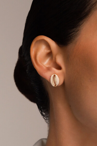 Foto Brinco Dourado Búzio Resina