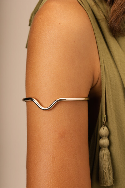 Foto Pulseira Dourada Curva Antebraço