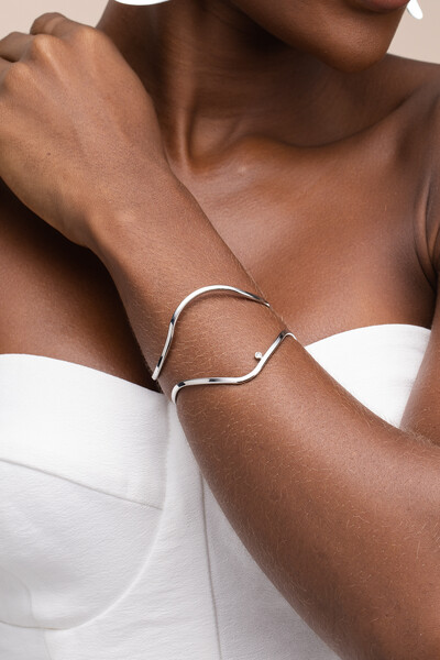 Foto Pulseira Prateada Alva Ondas Ponto De Luz