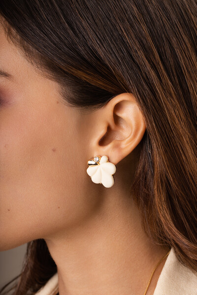 Foto Brinco Dourado Pétalas Resina Cloud Dancer