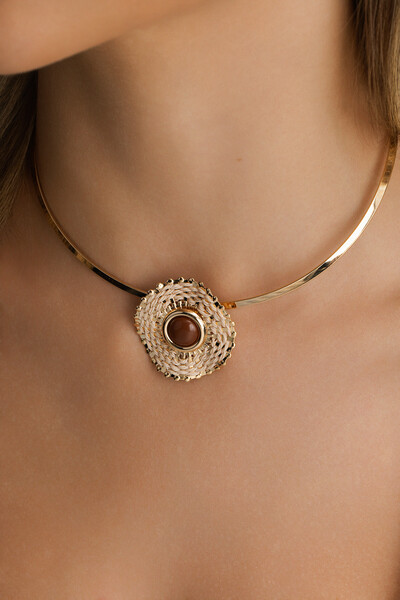 Foto Colar Aro Círculo Palha Resina Marrom