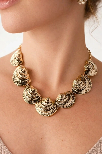 Foto Colar Dourado Concha Texturizada