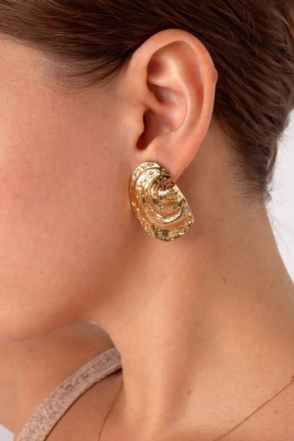 Brinco Dourado Concha Texturizada