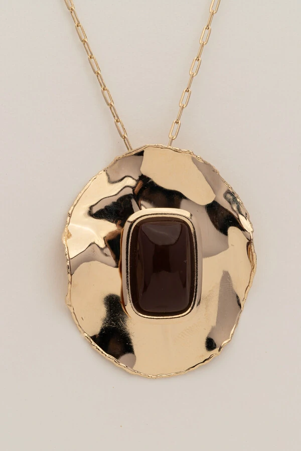 Colar Longo Placa G Martelada Resina Marrom