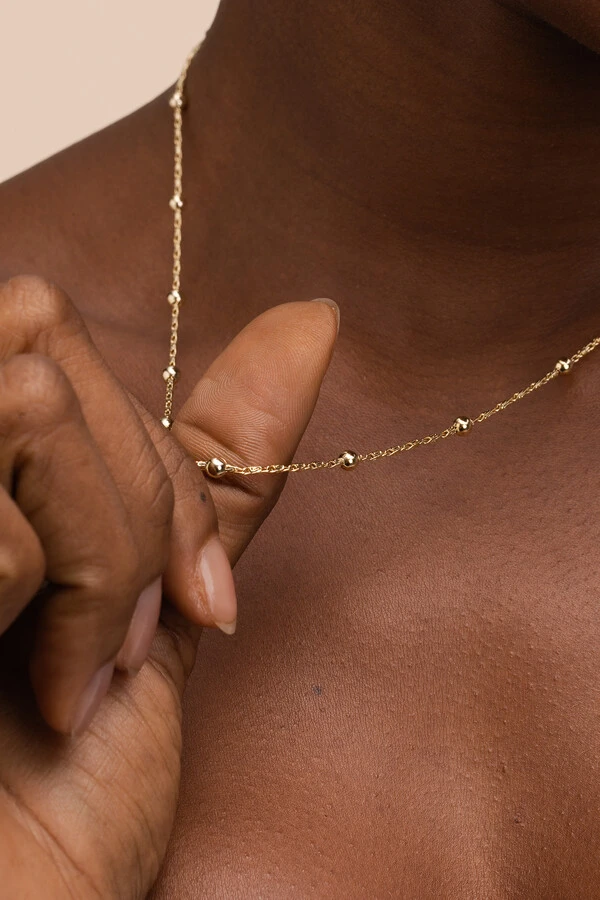 Colar Curto Vitta Dourado Esferas