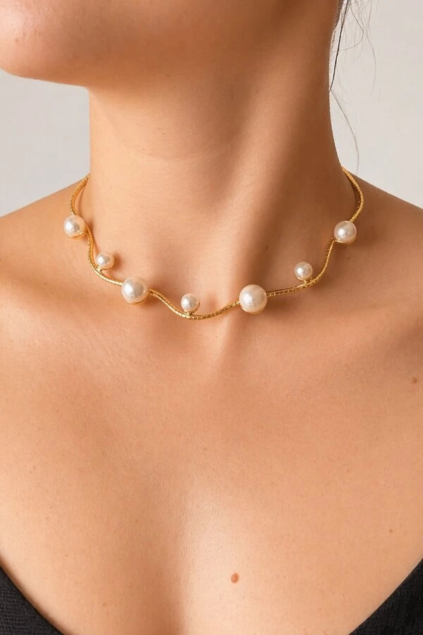 Colar Dourado Aro Curvas Pérolas