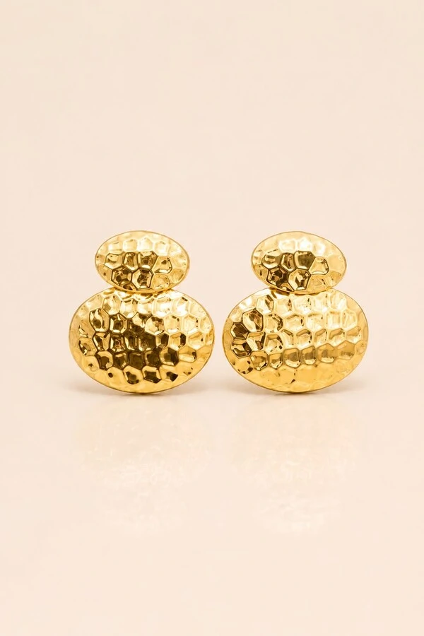 Brinco Dourado Placa Oval Martelada